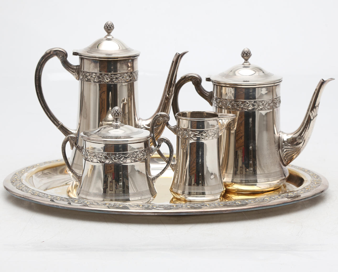 Jugendstil-Kaffee- und Teeservice aus silbernem Metall.