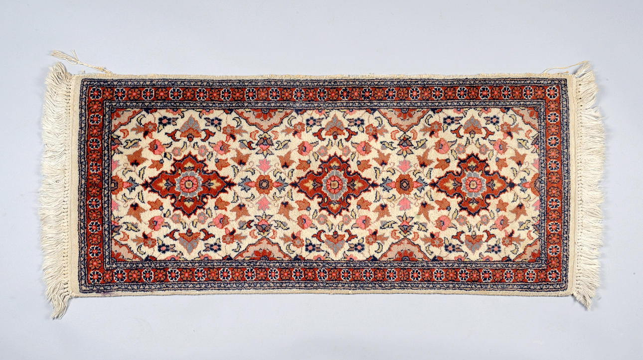 ”RUNNER OMKRING 1960 I STIL MED EN STJÄRNKORSMATTA”.