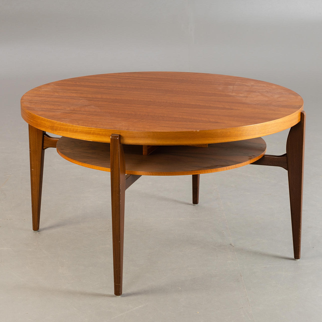 Hohnert. Round walnut coffee table, 1960s.