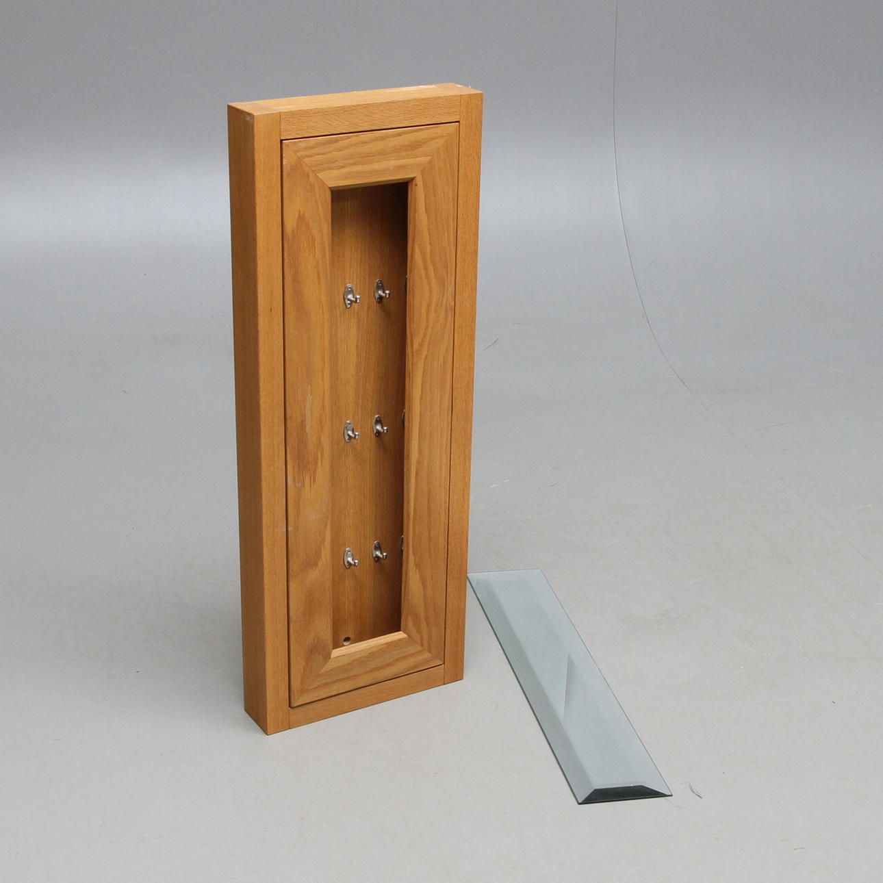 NYCKELSKÅP, oljad ek, 2000-tal.