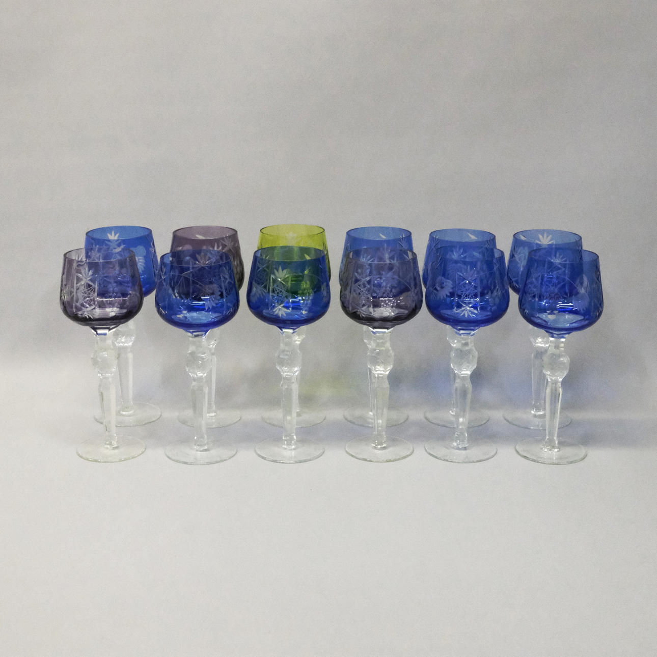 12 WEINGLÄSER, geschliffen.