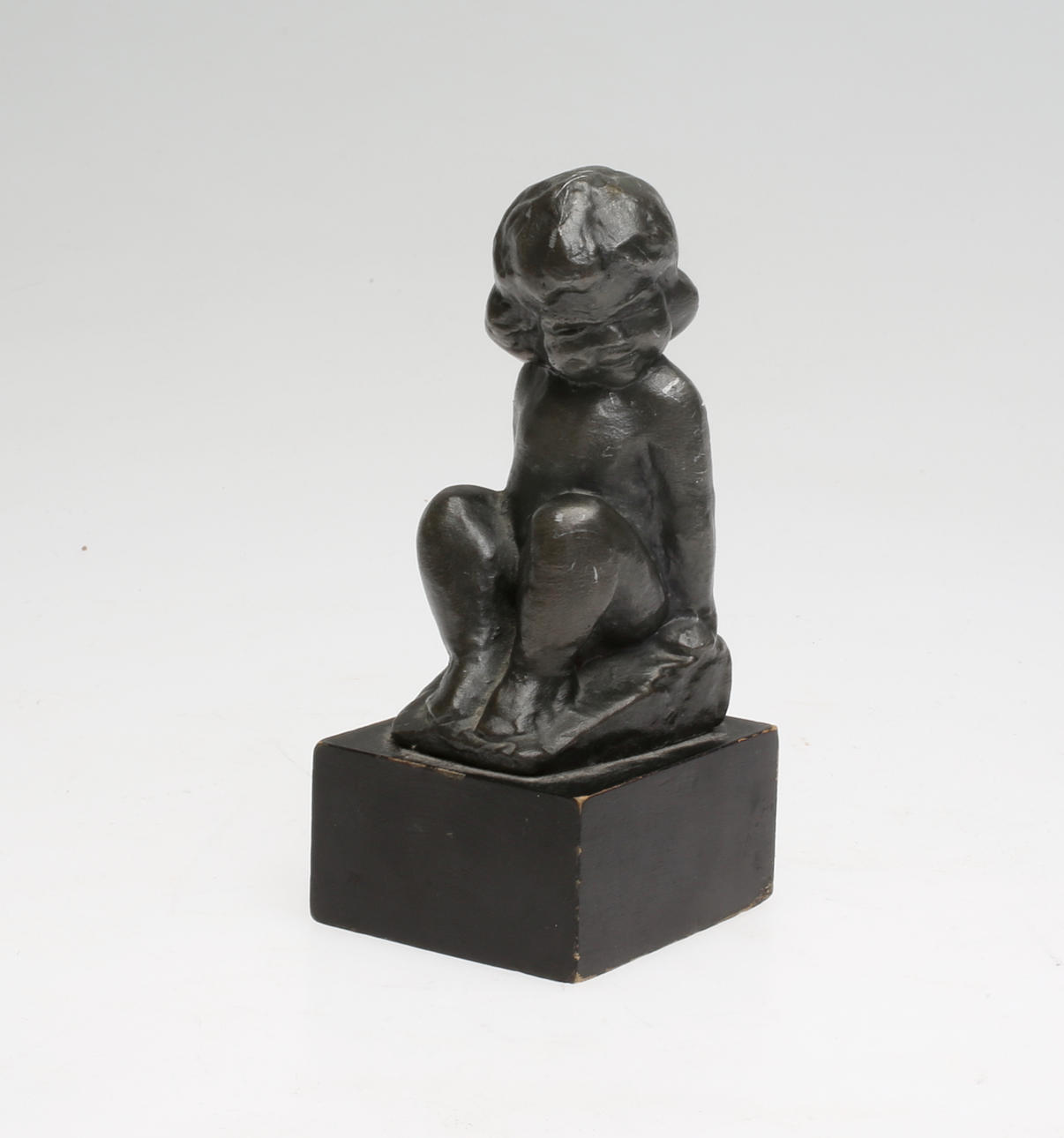 CARL EINAR BORGSTRÖM. Skulptur, Sittande barn, brons, signerad.