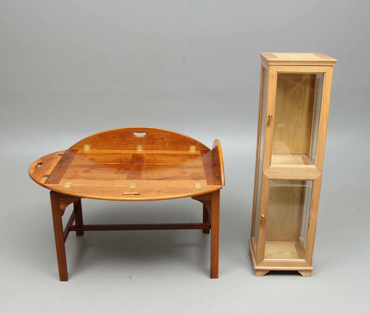 BUTLERSTRAY och VITRINSKÅP, 1900-tal.