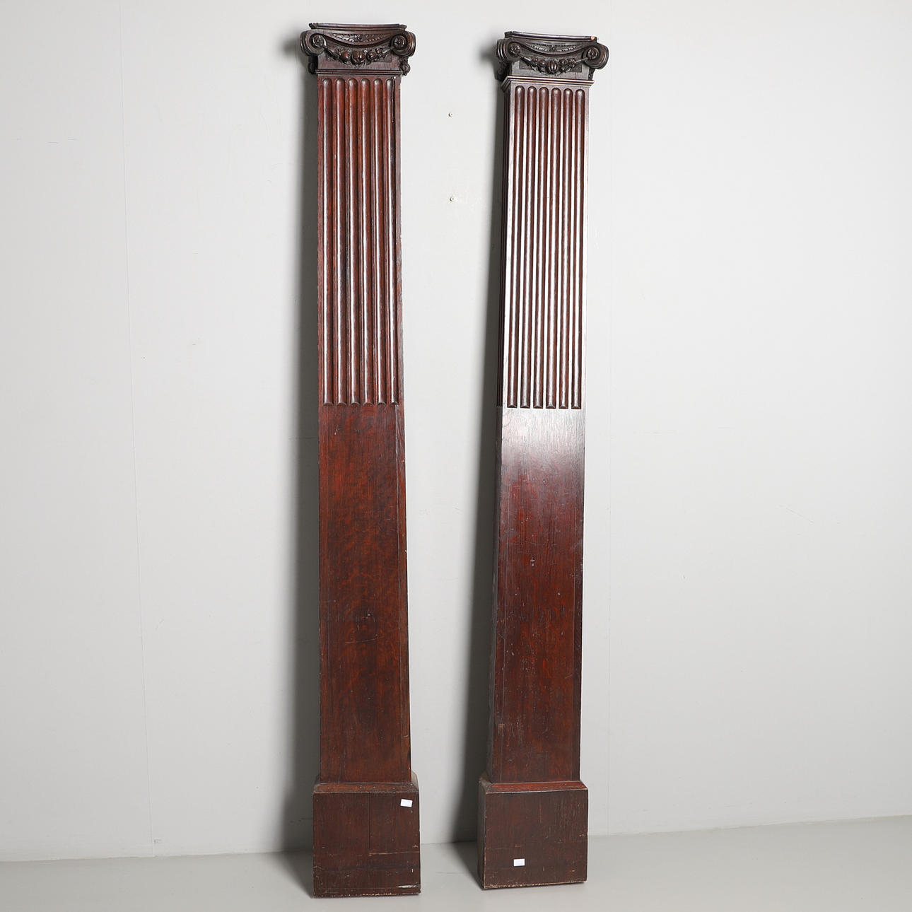 A PAIR OF VICTORIAN OAK COLUMNS.