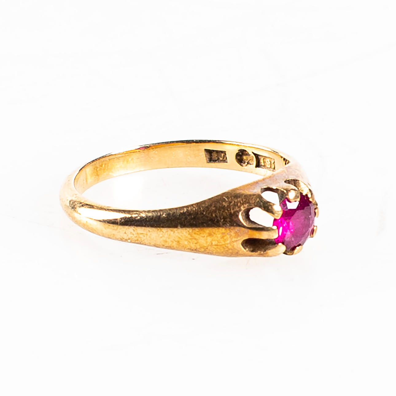 RING, 18 Karat Gold mit rotem Stein, 3,56 g.