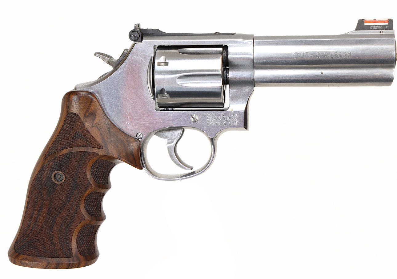 REVOLVER, Double Action, make Smith & Wesson, model 686-6, caliber .357 Magnum, serial number DDZ2715, serial number SE2928464.