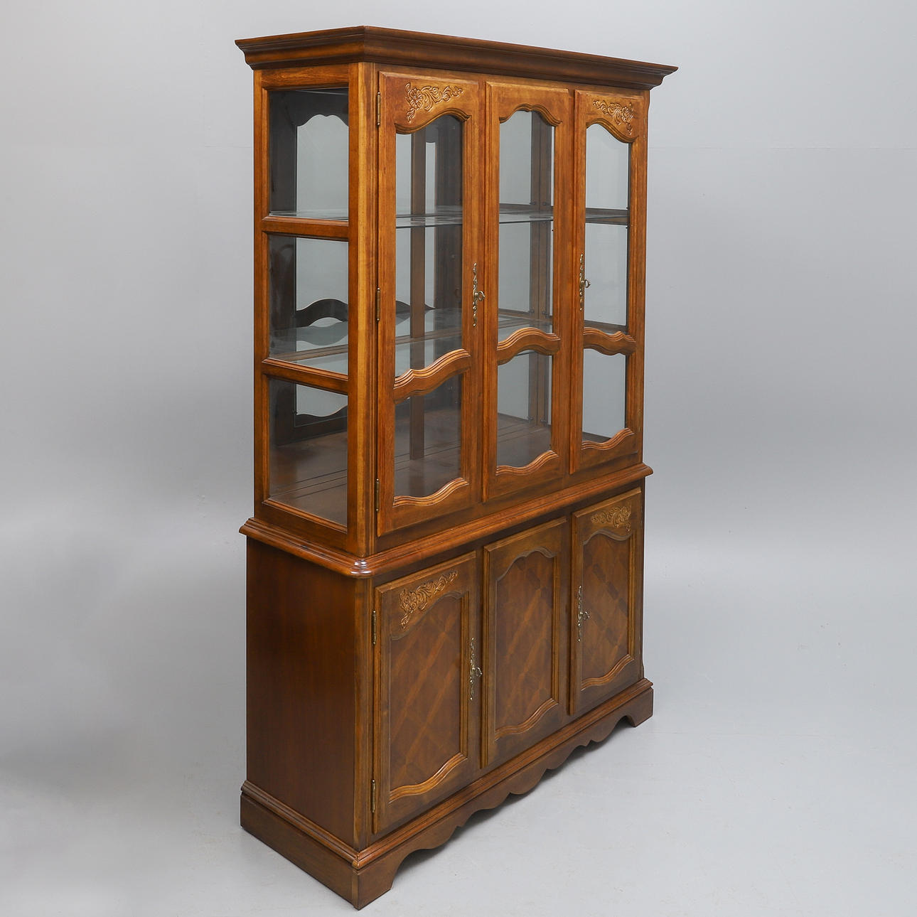 A REPRODUCTION WALNUT FINISH DINING ROOM SUITE.