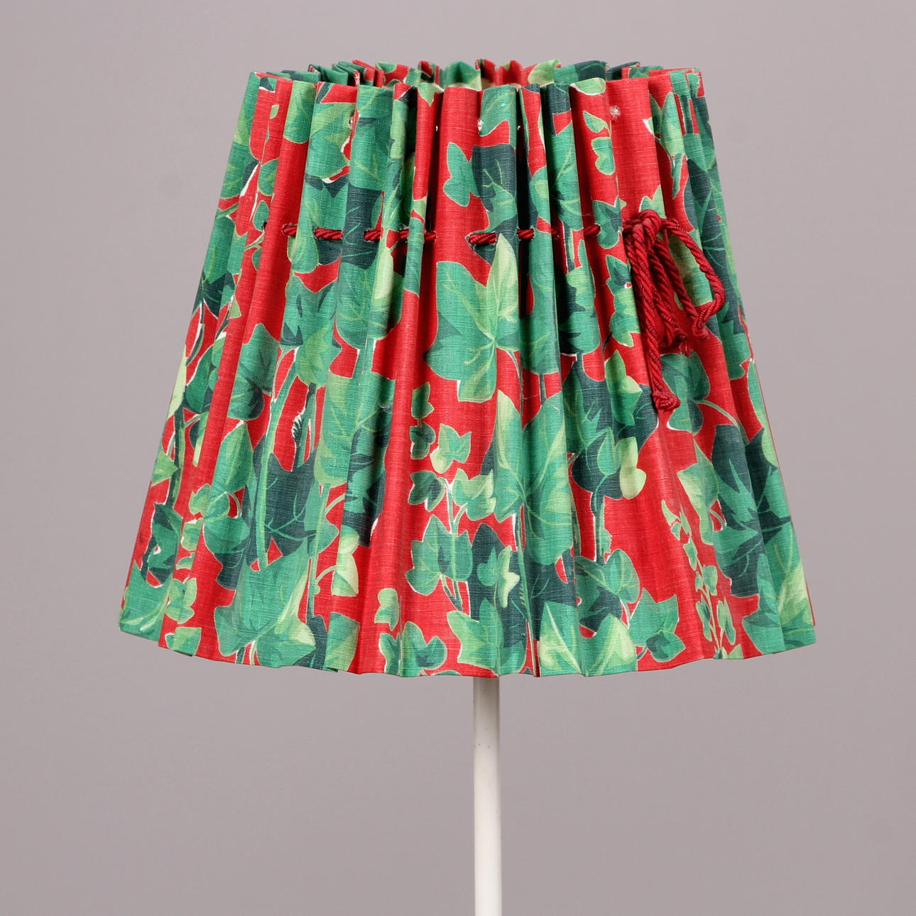 GOLVLAMPA, Pagos med skärm från Svenskt tenn, 1900-tal.