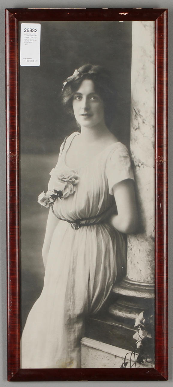 FOTOGRAFISKA REPRODUKTIONER, 2 st, Modellbilder, varav en daterad 1902.