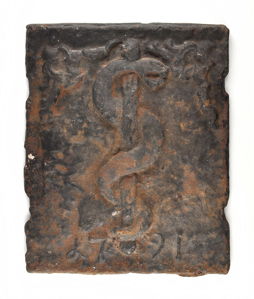 ”GJUTJÄRNSPLATTA MED ASKLEPIOS STAV”. dejting 1791.