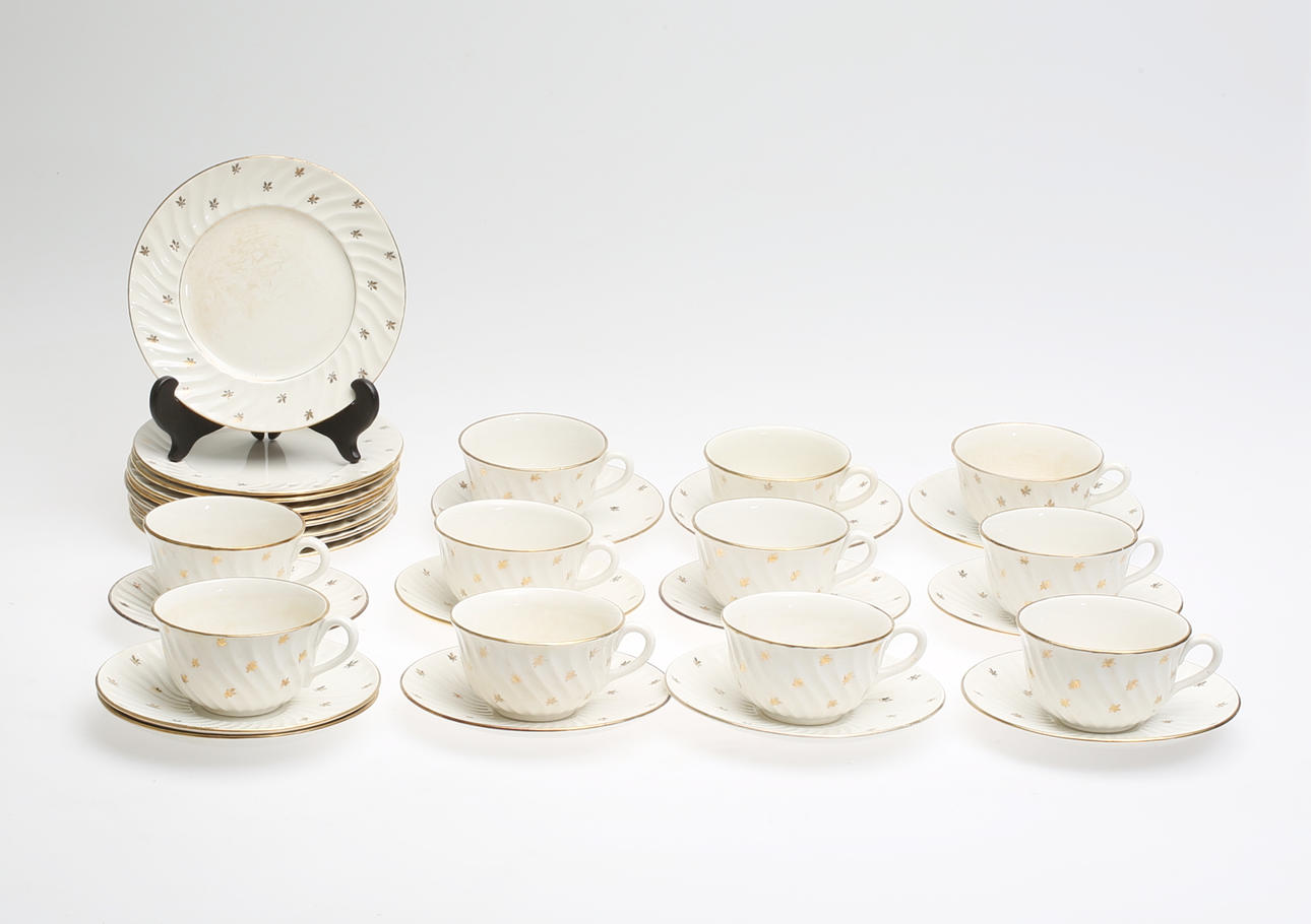 ARTHUR PERCY. Teservis, 32 delar, "Gyllen", Upsala-Ekeby, 1900-tal.