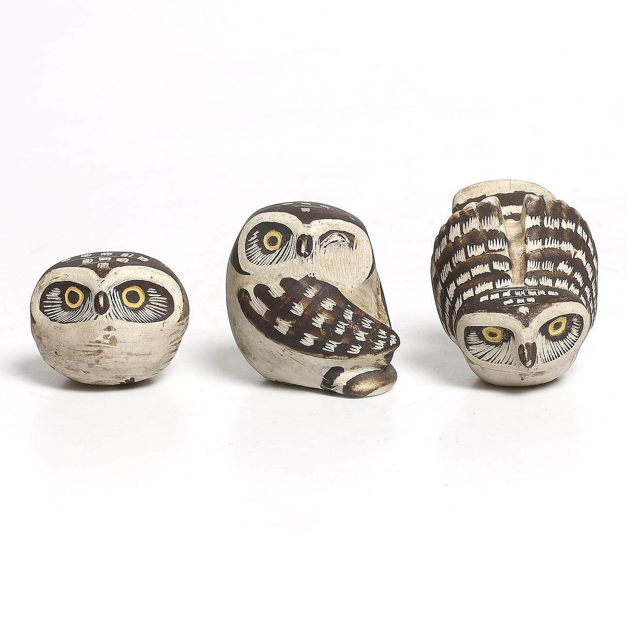 FIGURINER / UGGLOR, 3 st, keramik, "Knip", "Klot" och "Burr", Edward Lindahl, Gustavsberg. Signerade.