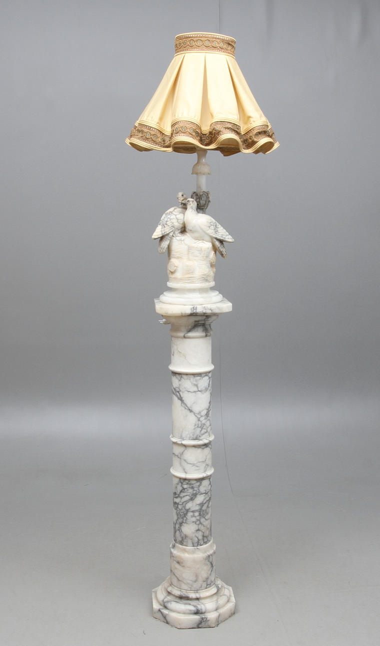 LAMPA samt PIEDESTAL, alabaster, 1800/1900-tal.