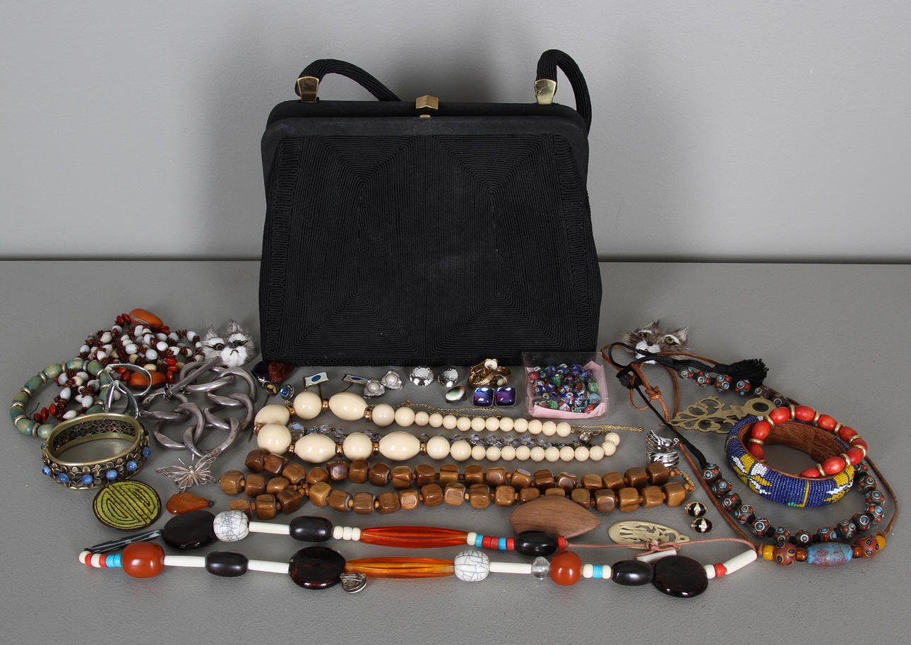 BIJOUTERIER, samt HANDVÄSKA, 1900-tal.