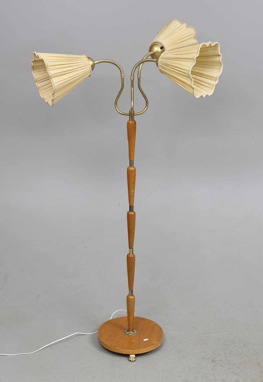 GOLVLAMPA, omkring 1900-talets mitt.