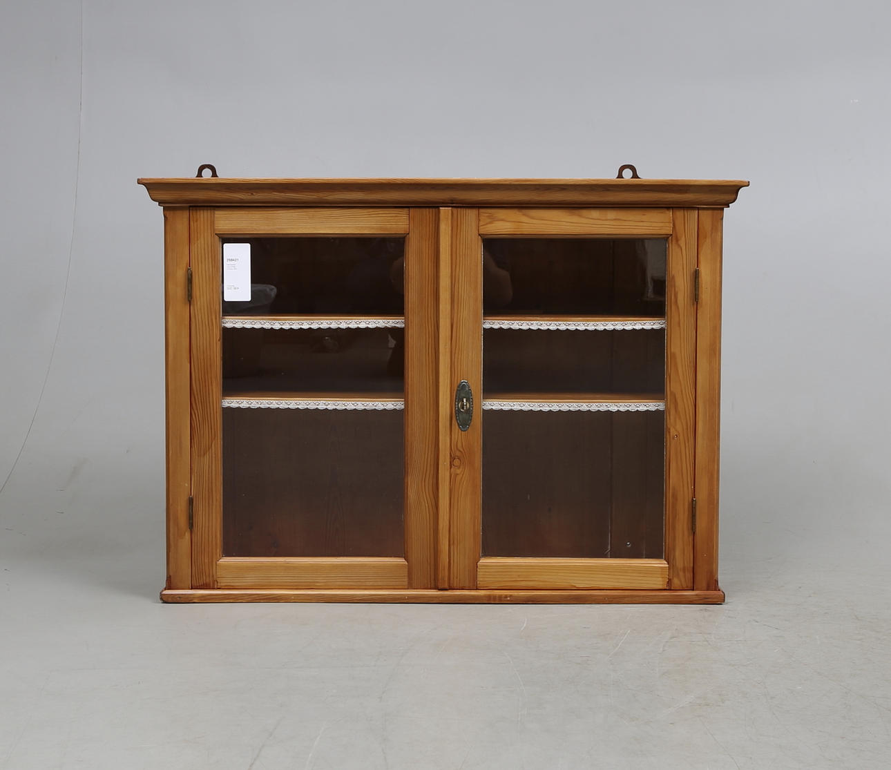 HÄNGSKÅP med VITRIN, omkring 1900.