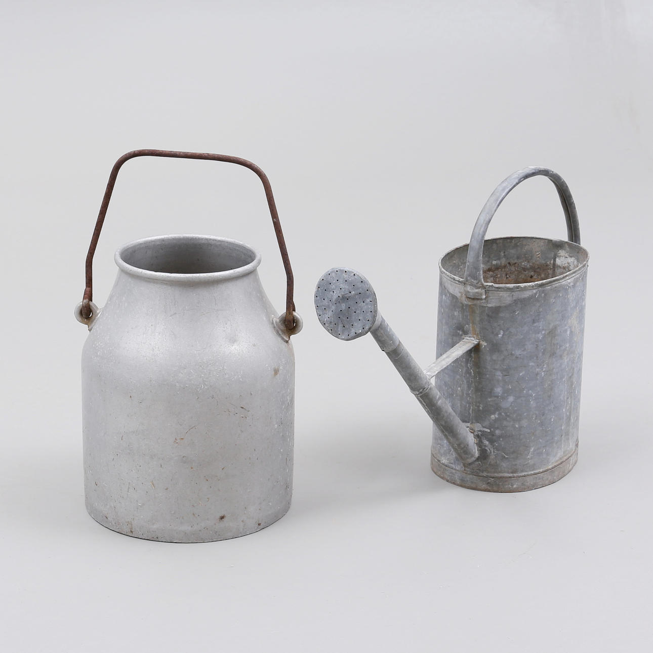 OBJETOS DE ZINC, 2 piezas, 1900.