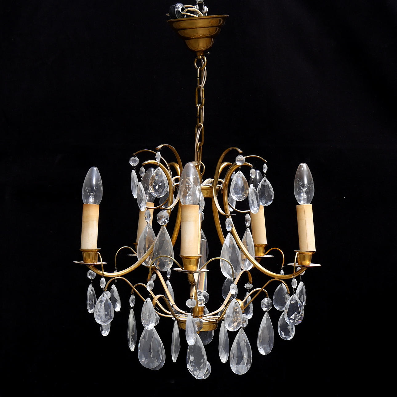 LJUSKRONA med prismor, rokokostil, 1900-talets andra hälft. Belysning ...