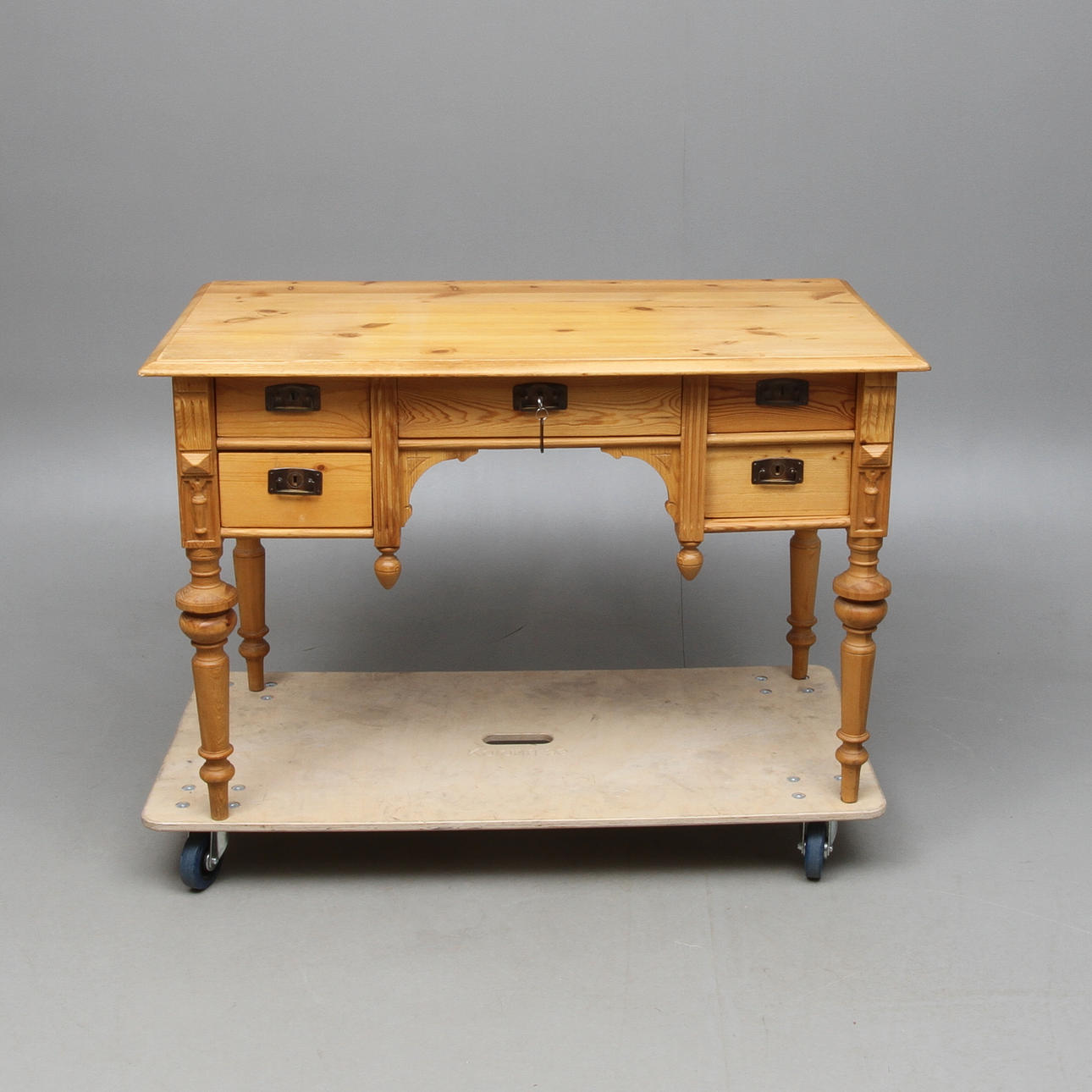 SKRIVBORD, furu, nyrenässans, 1800-talets slut.