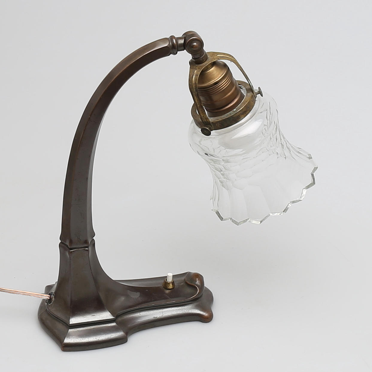 BORDSLAMPA i metall och glas, jugend, tidigt 1900-tal.