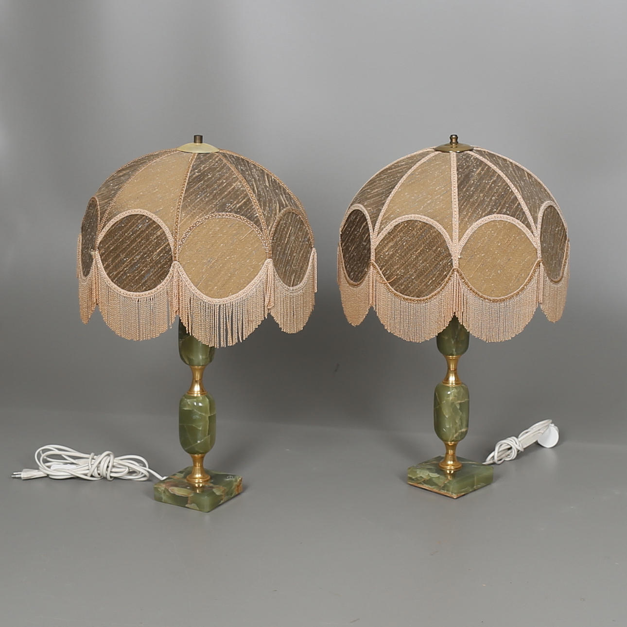 BORDSLAMPOR i onyx och guldförgylld mässing, 1par, 1970-tal.