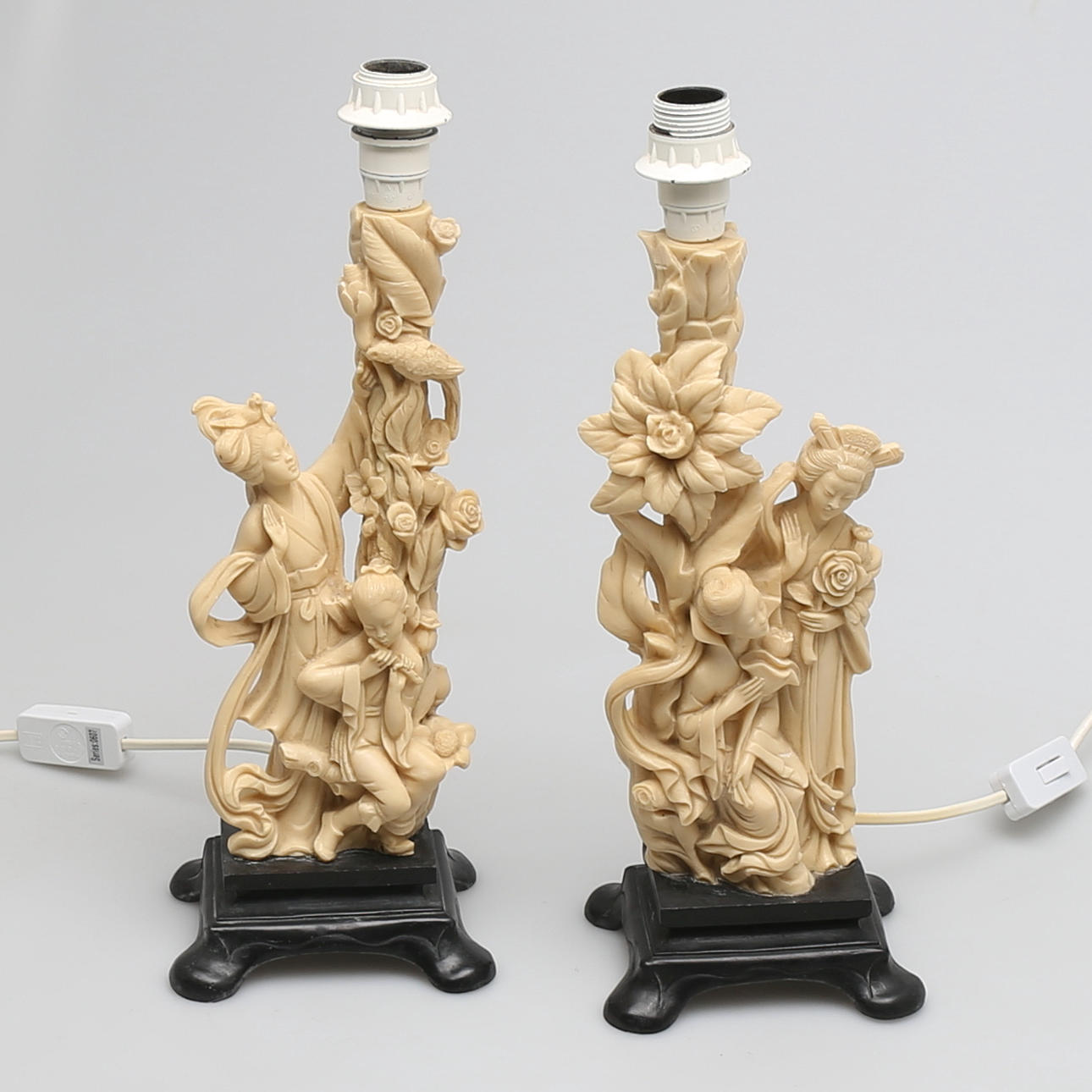 BORDSLAMPOR i gjutmassa, 2 st, signerade, 1900-tal.