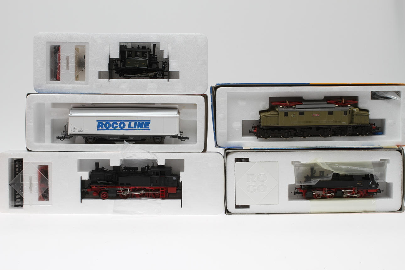 MODELLTÅG ROCO. 4 lok och en vagn i originalkartonger.