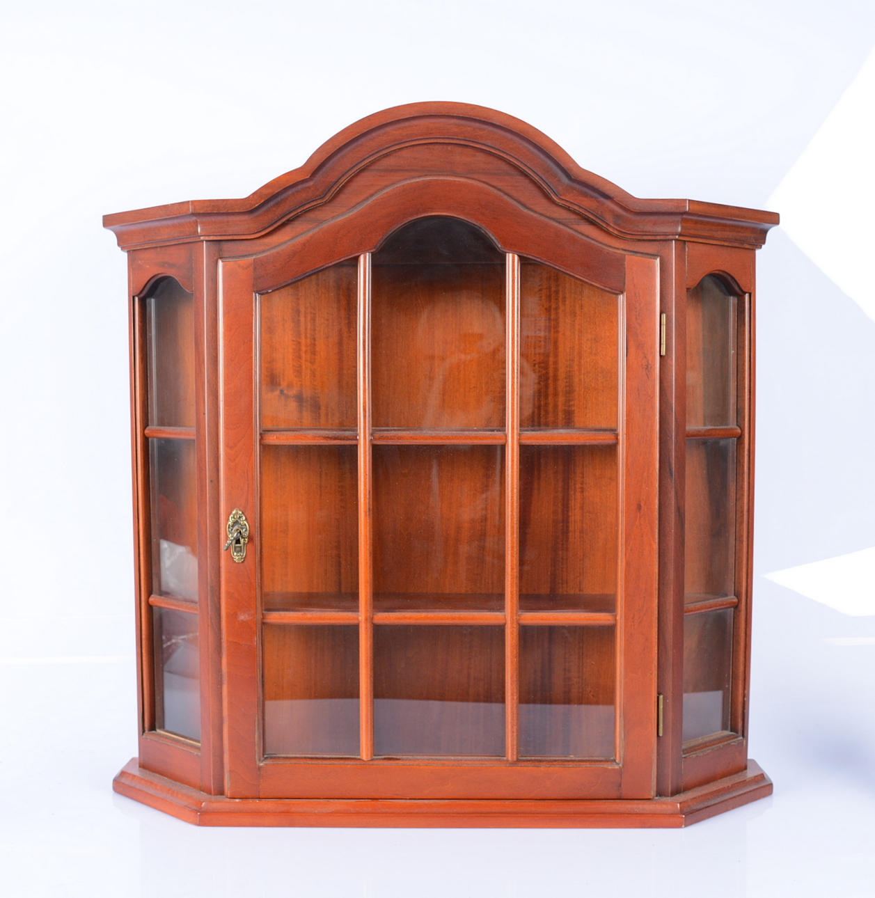 VÄGGVITRINSKÅP, rokokostil, 1900-tal.