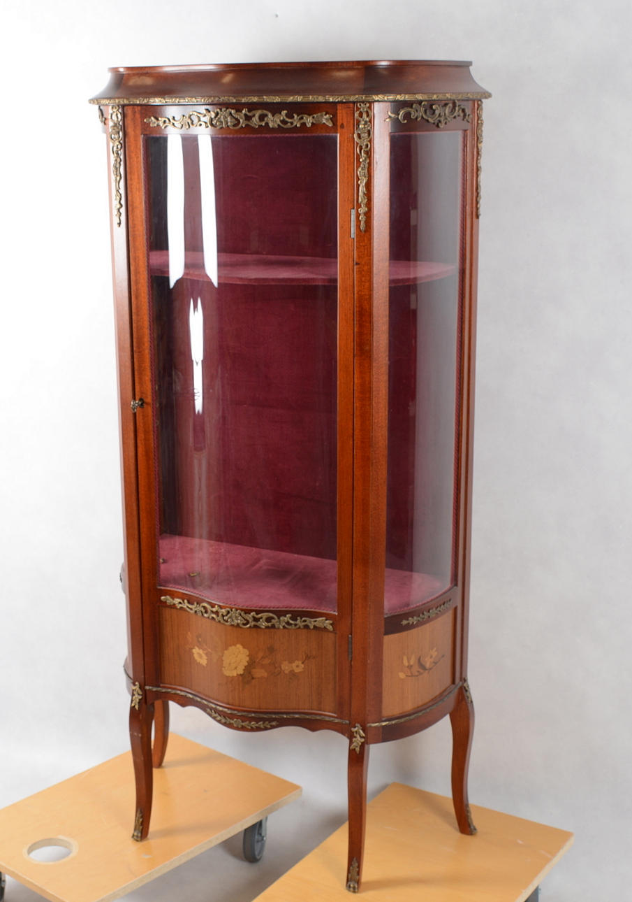 VITRINSKÅP MED INTARSIA, rokokostil, 1900-tal.