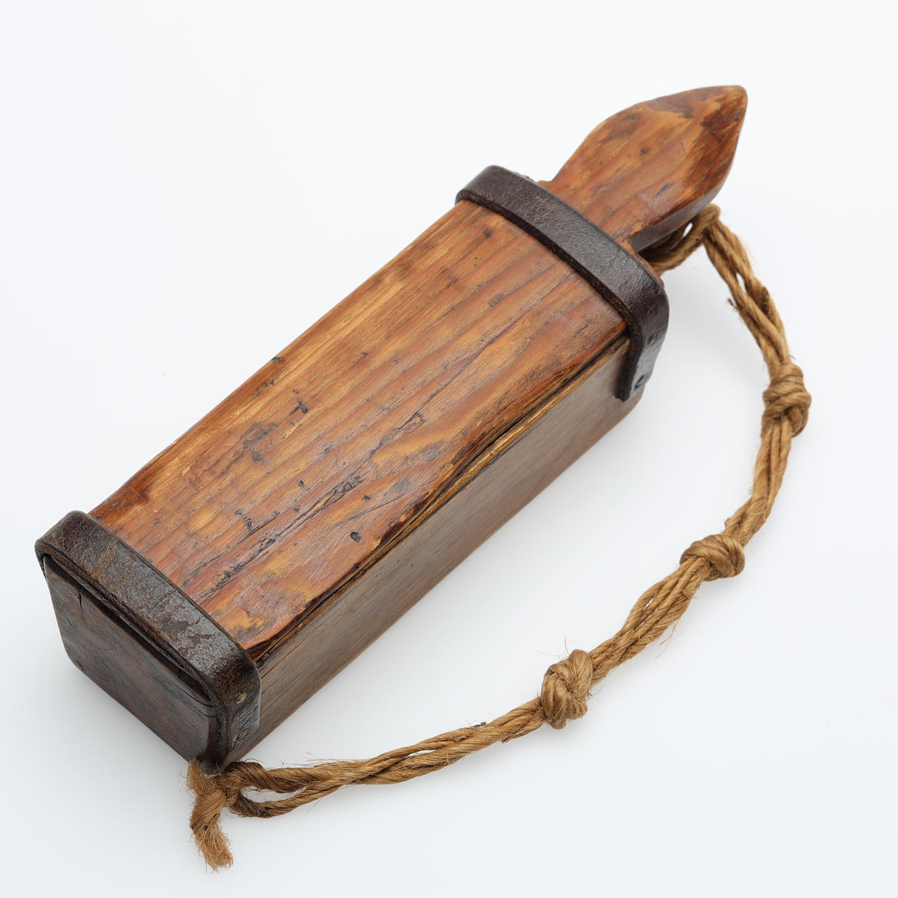 MASKLÅDA, trä, daterad 1886.