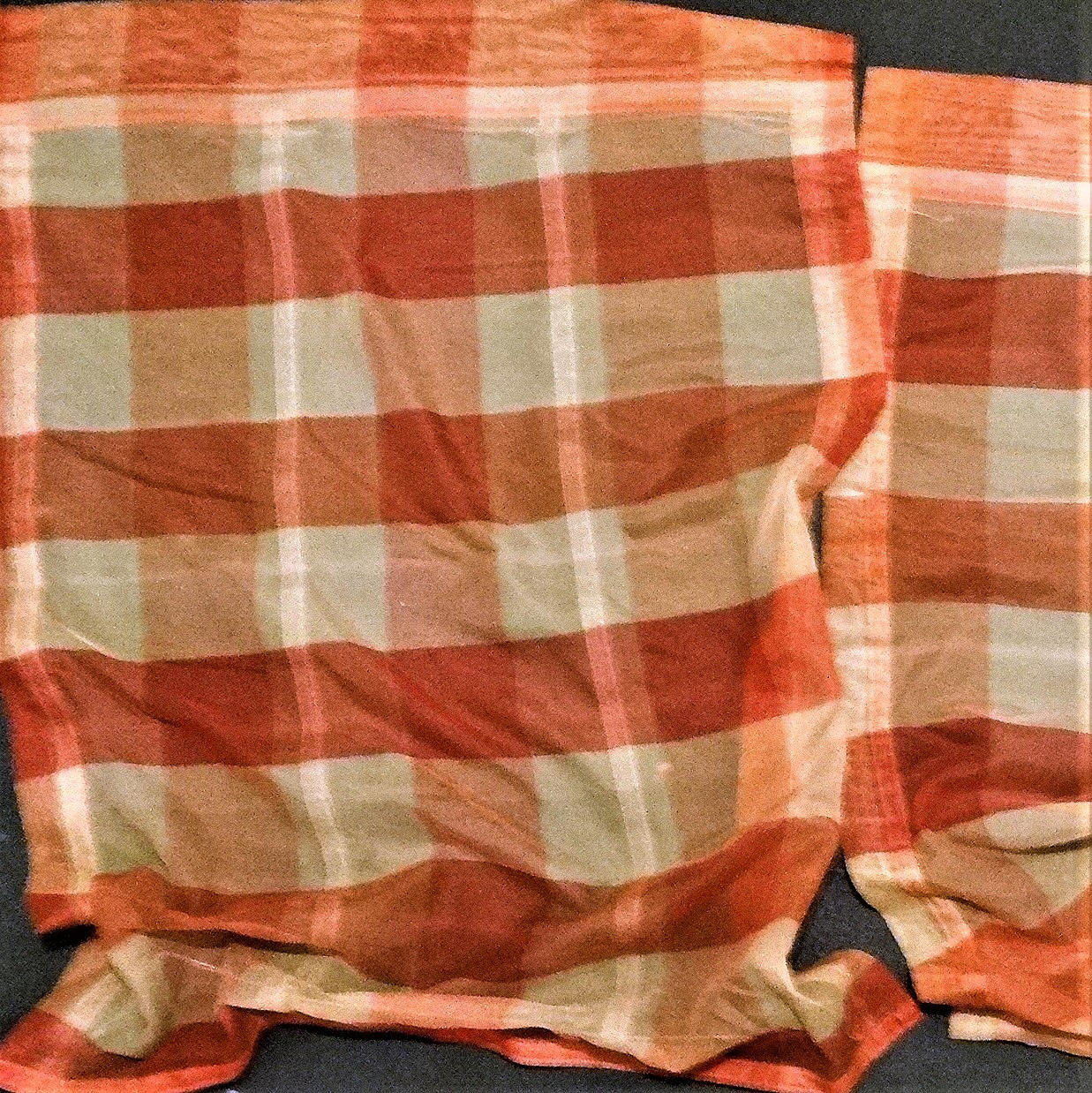 TVÅ TYG PERSIENNER, beige-orange mönstrade.