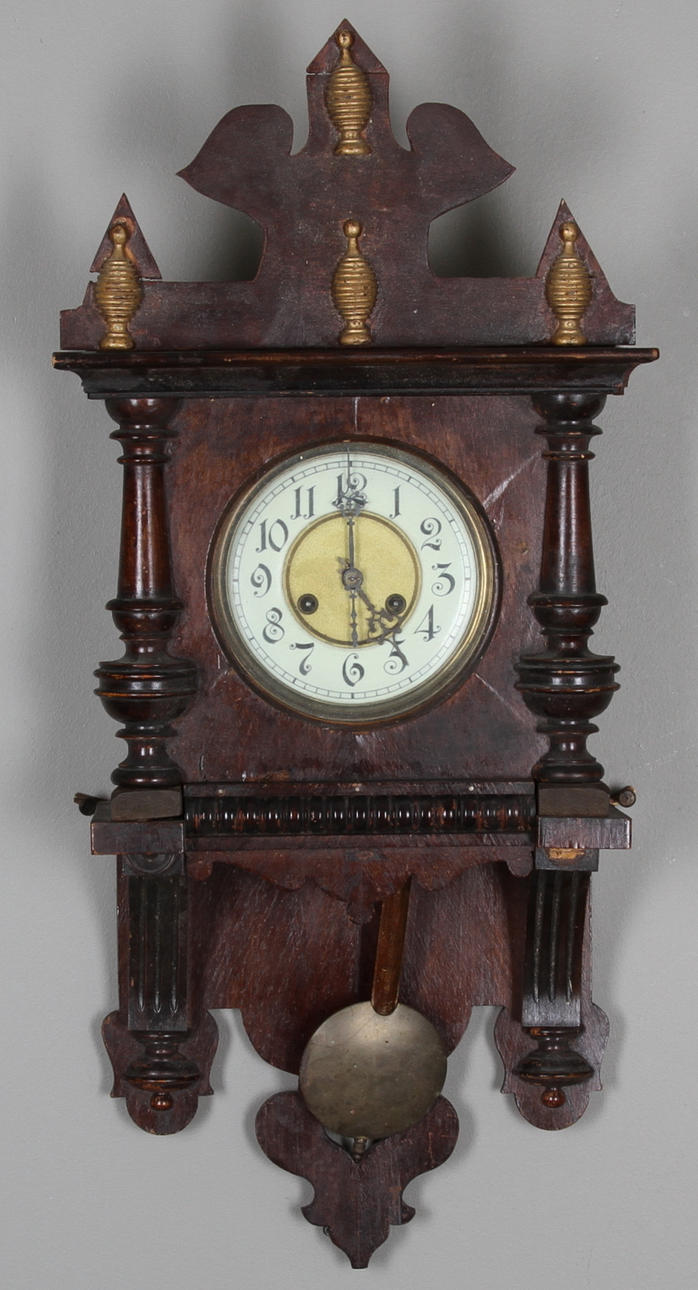 SPEGEL med ljusarmar, nyrenässans samt HERRGÅRDSUR, 1800-tal.