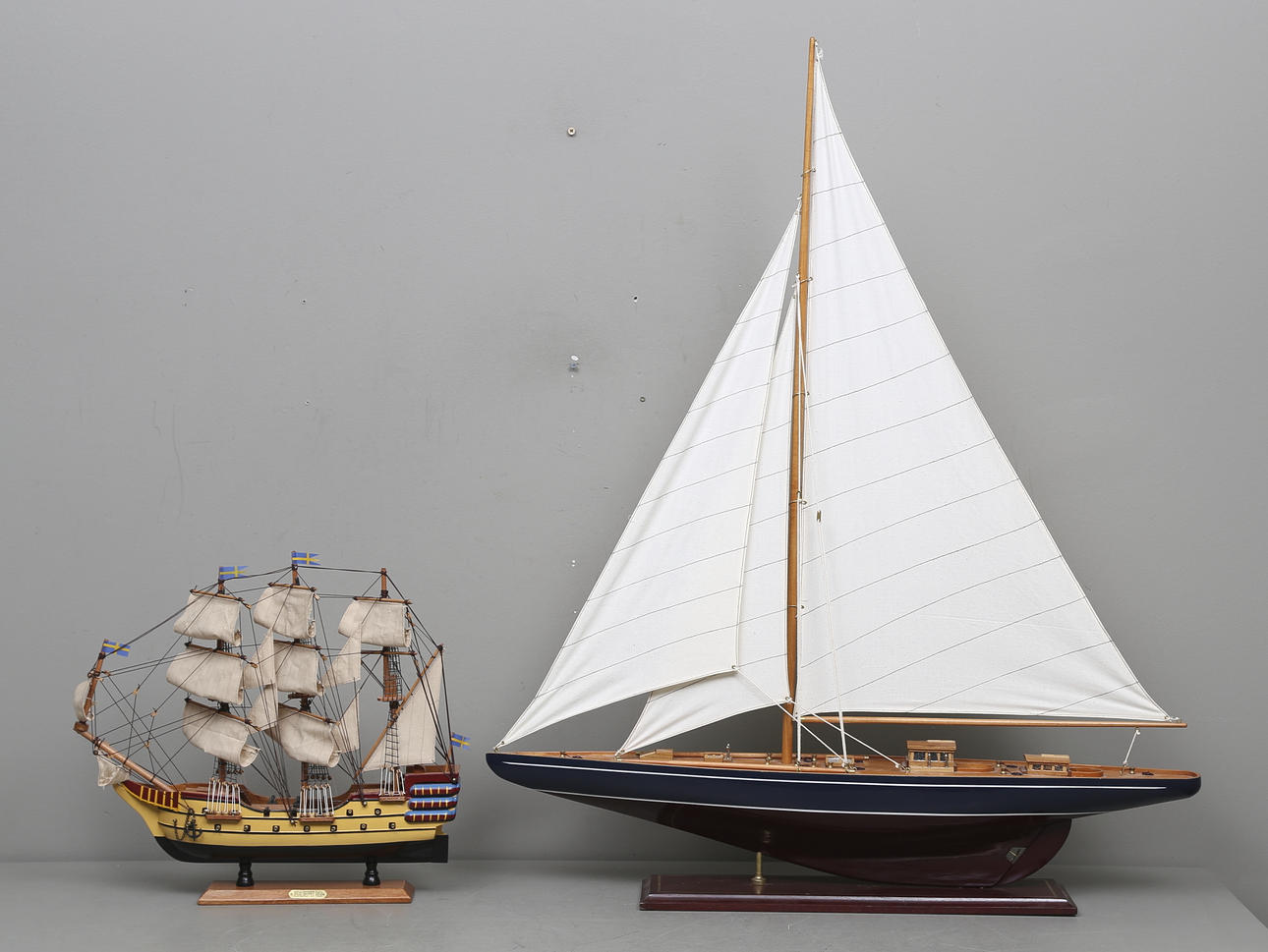 MODELLSKEPP, trä, 2 st. Bland annat "Regalskeppet Vasa", 1900-tal.