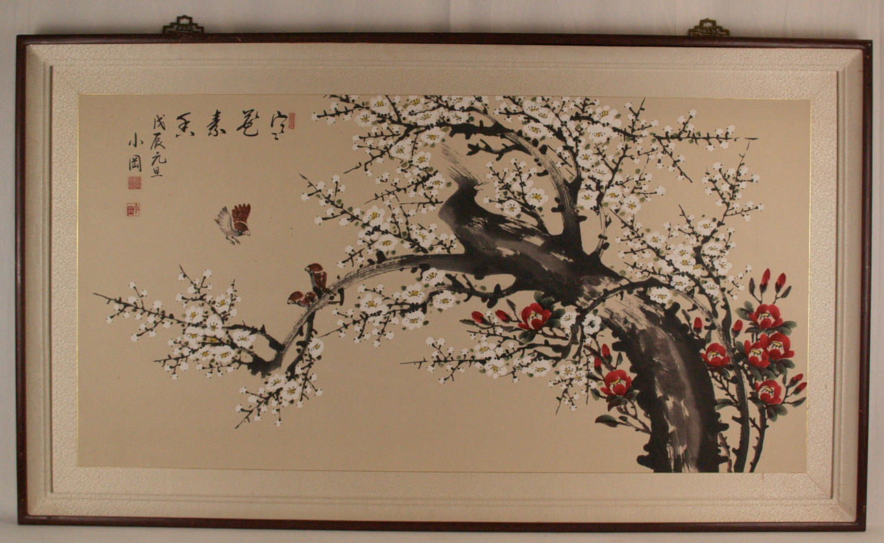 - Blühender KIRSCHBAUM und Päonienstrauch mit Vogelpaar.