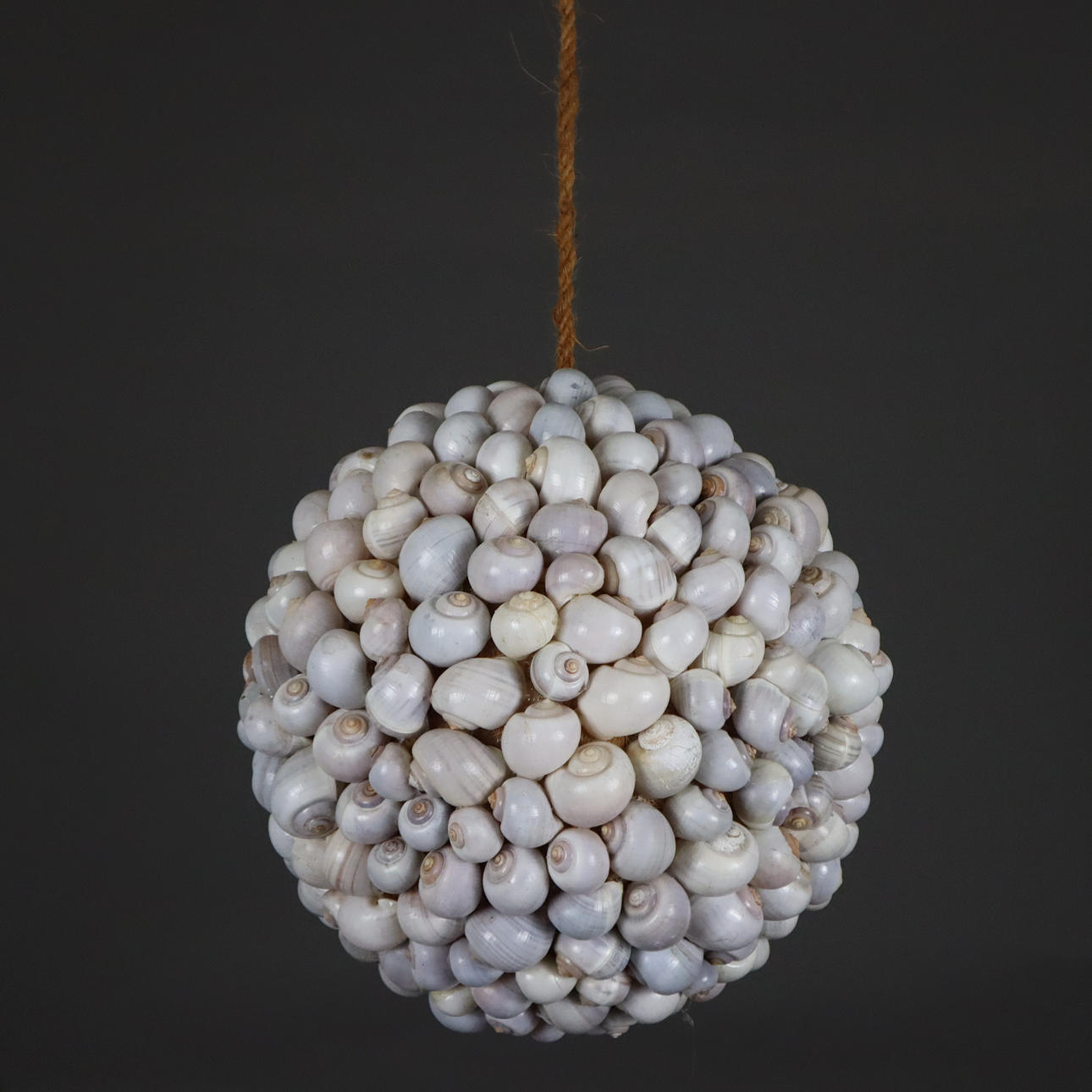 Bola decorativa hecha de conchas.