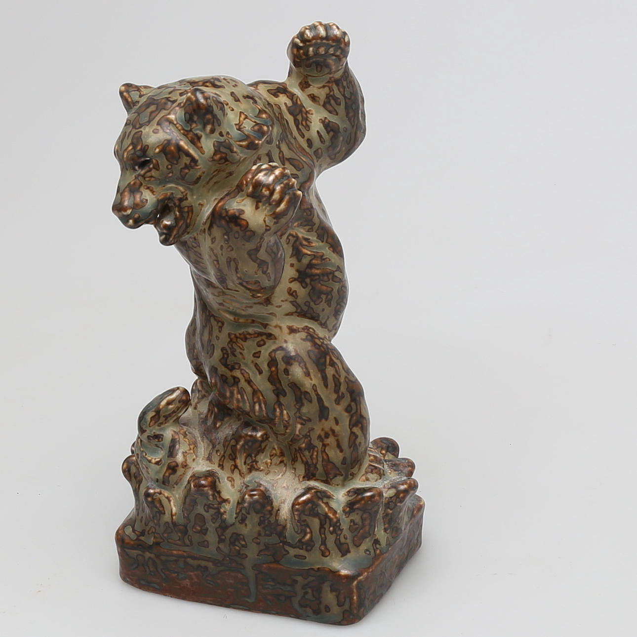 FIGURIN i stengods, björn och huggande orm, Knud Kyhn, Royal Copenhagen, Danmark.
