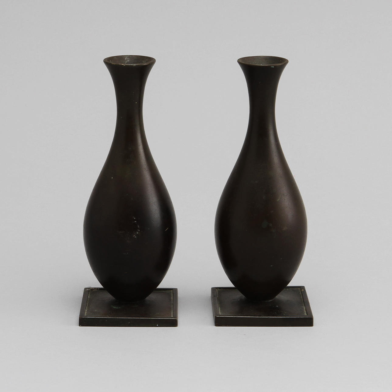 VASER, ett par, brons. Guldsmedsaktiebolaget.