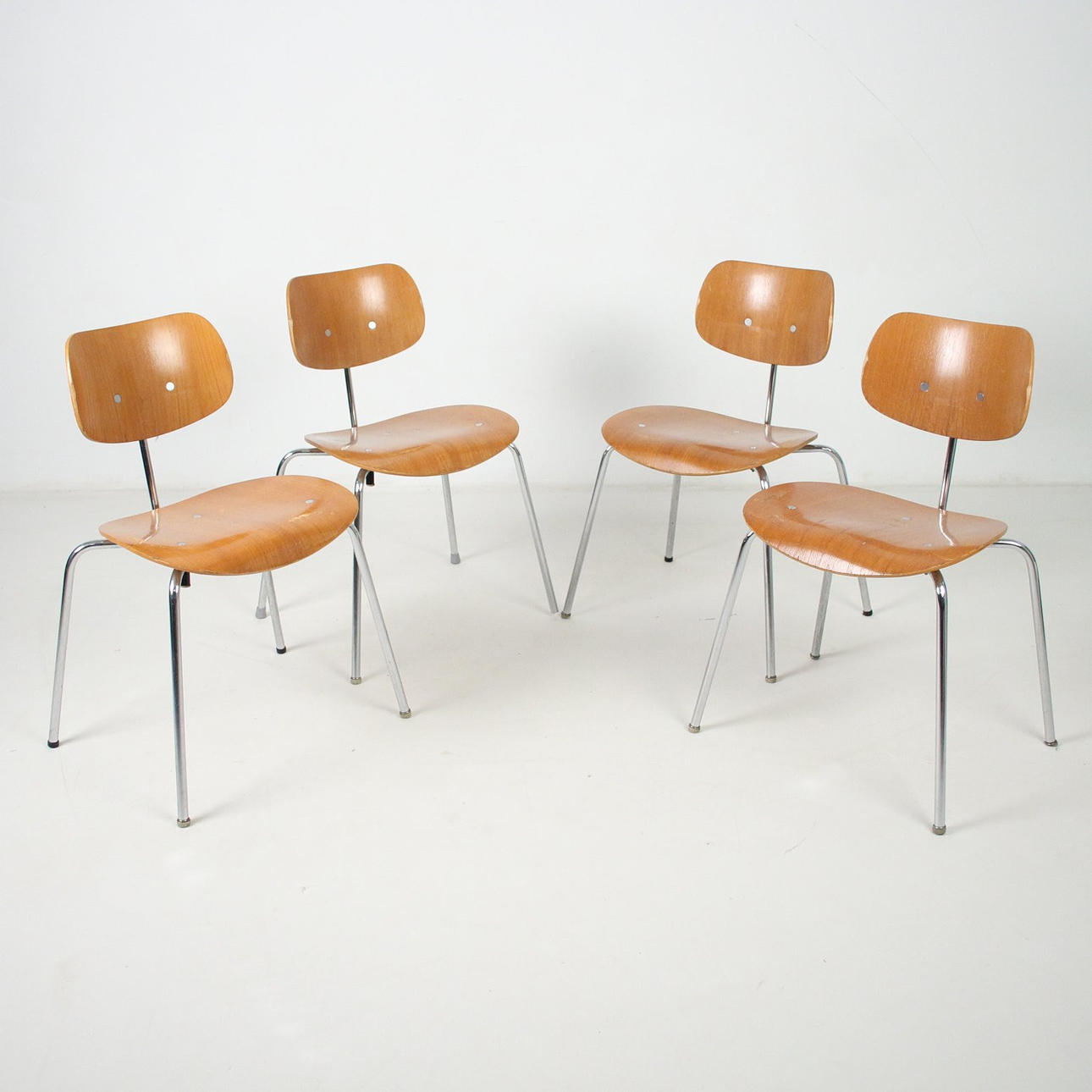 EGON EIERMANN. Set aus vier Stühlen Modell „SE 68“ für WILDE & SPIETH.