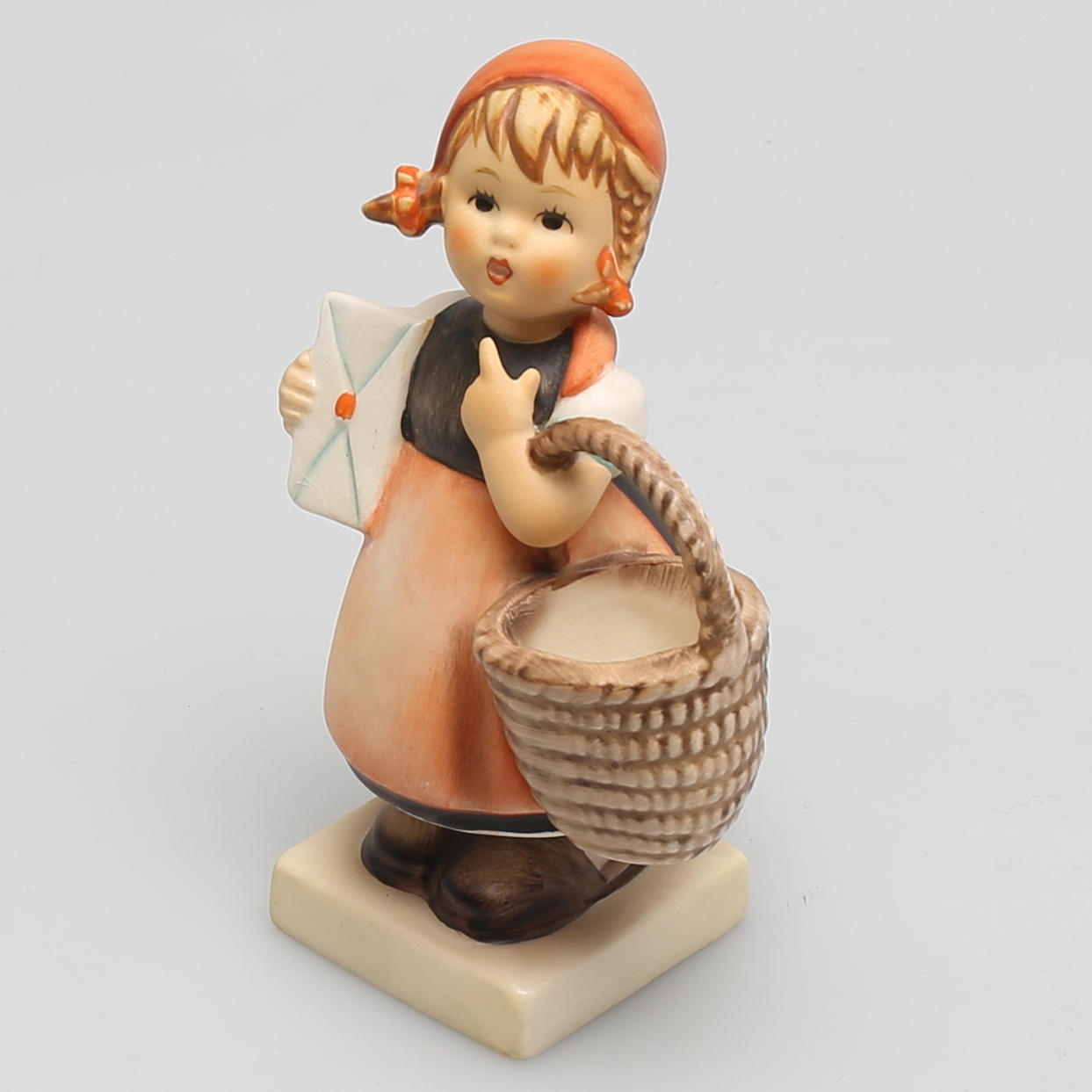 FIGURIN i porslin, flicka med korg, MJ Hummel, Goebel, W Germany.