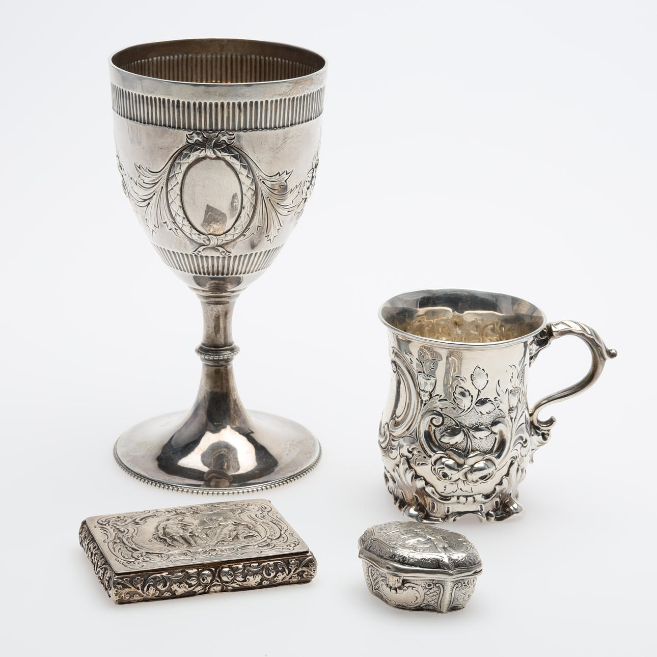 SILBEROBJEKTE, 4 Teile, darunter Englisch 19. Jahrhundert.