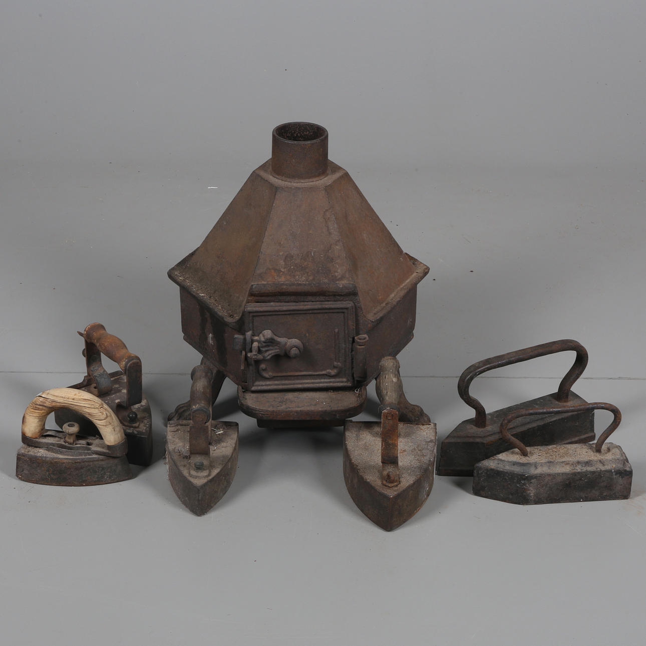 STRYKJÄRNSKAMIN med STRYKJÄRN, 6 st, gjutjärn, 18/1900-tal.