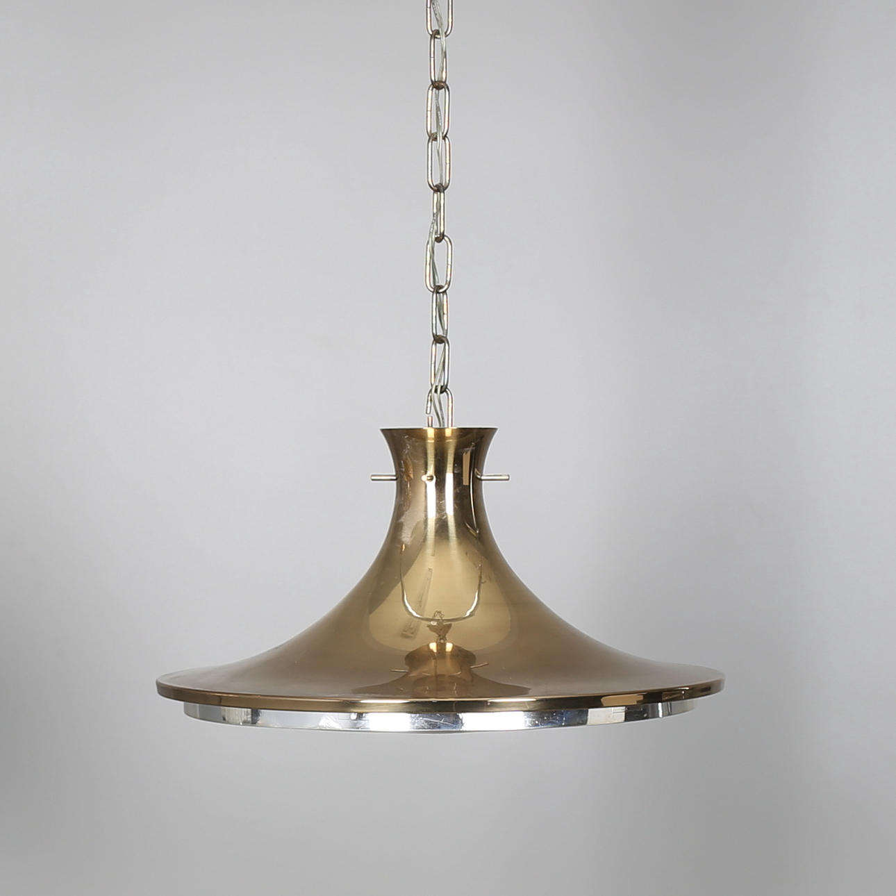 TAKLAMPA i mässing, med raster, 1900-tal.