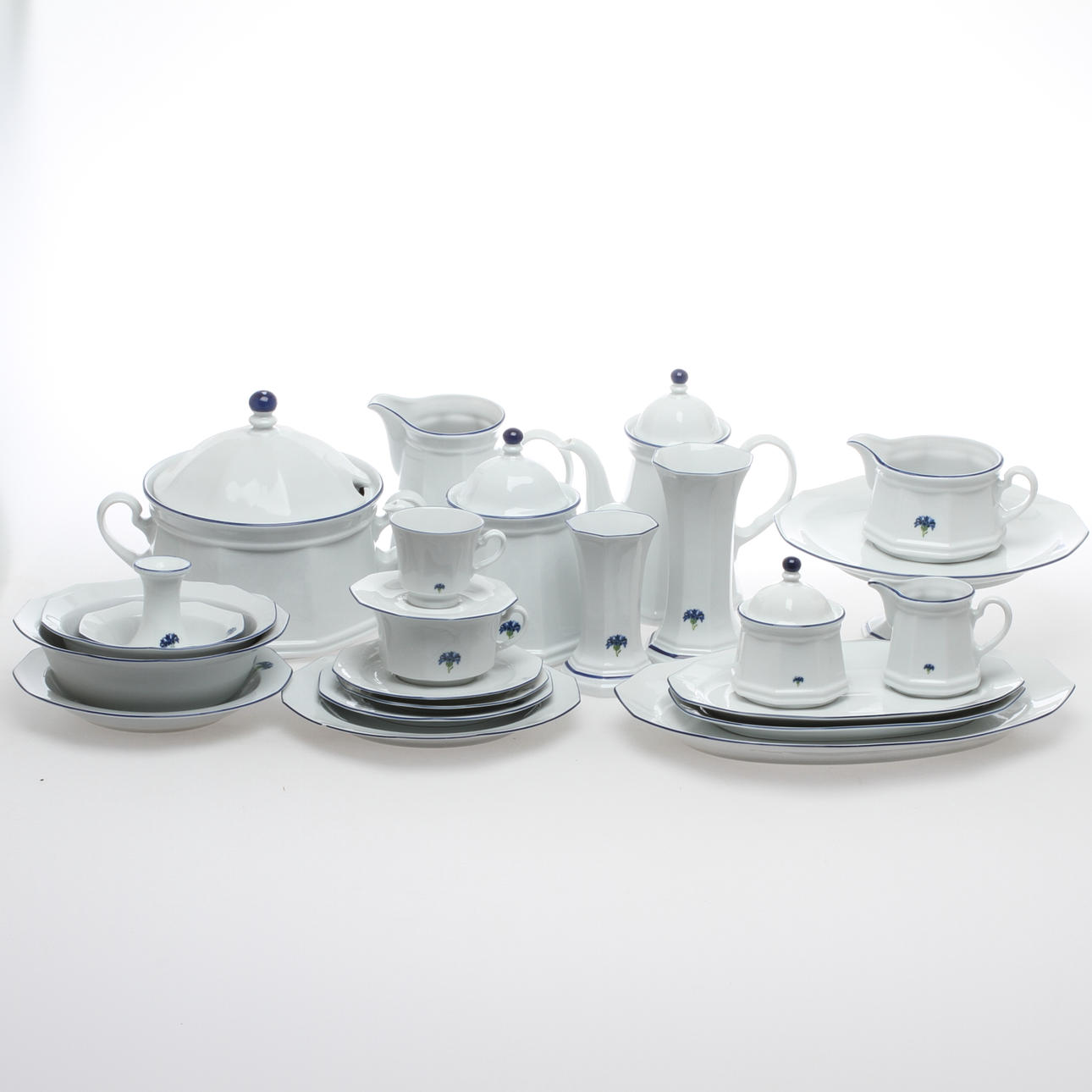 MAT-, TE- och KAFFESERVIS, ca 120 delar, porslin,"Blåklint" Boda Shop.