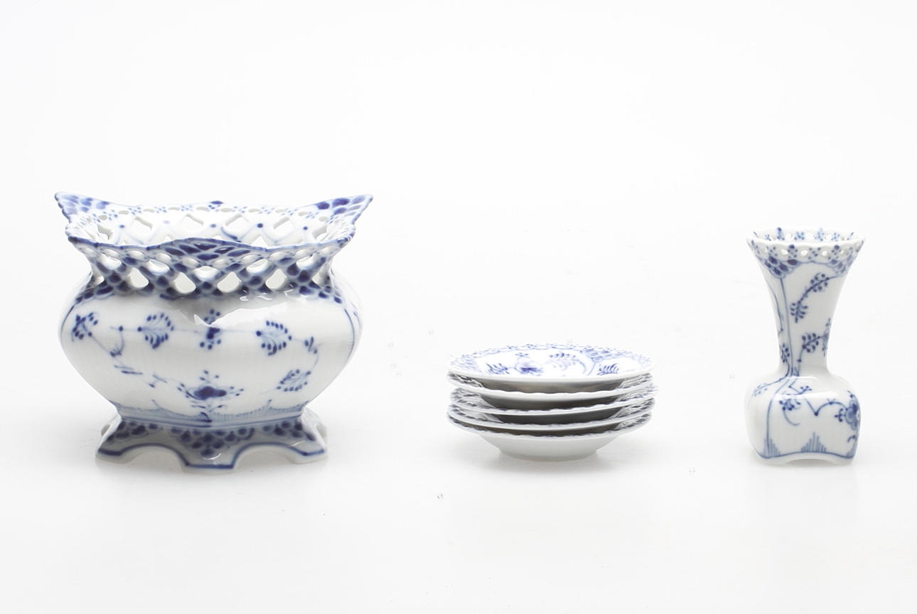 PORSLINSFÖREMÅL, 7 delar, "Musselmalet", Royal Copenhagen, Danmark.