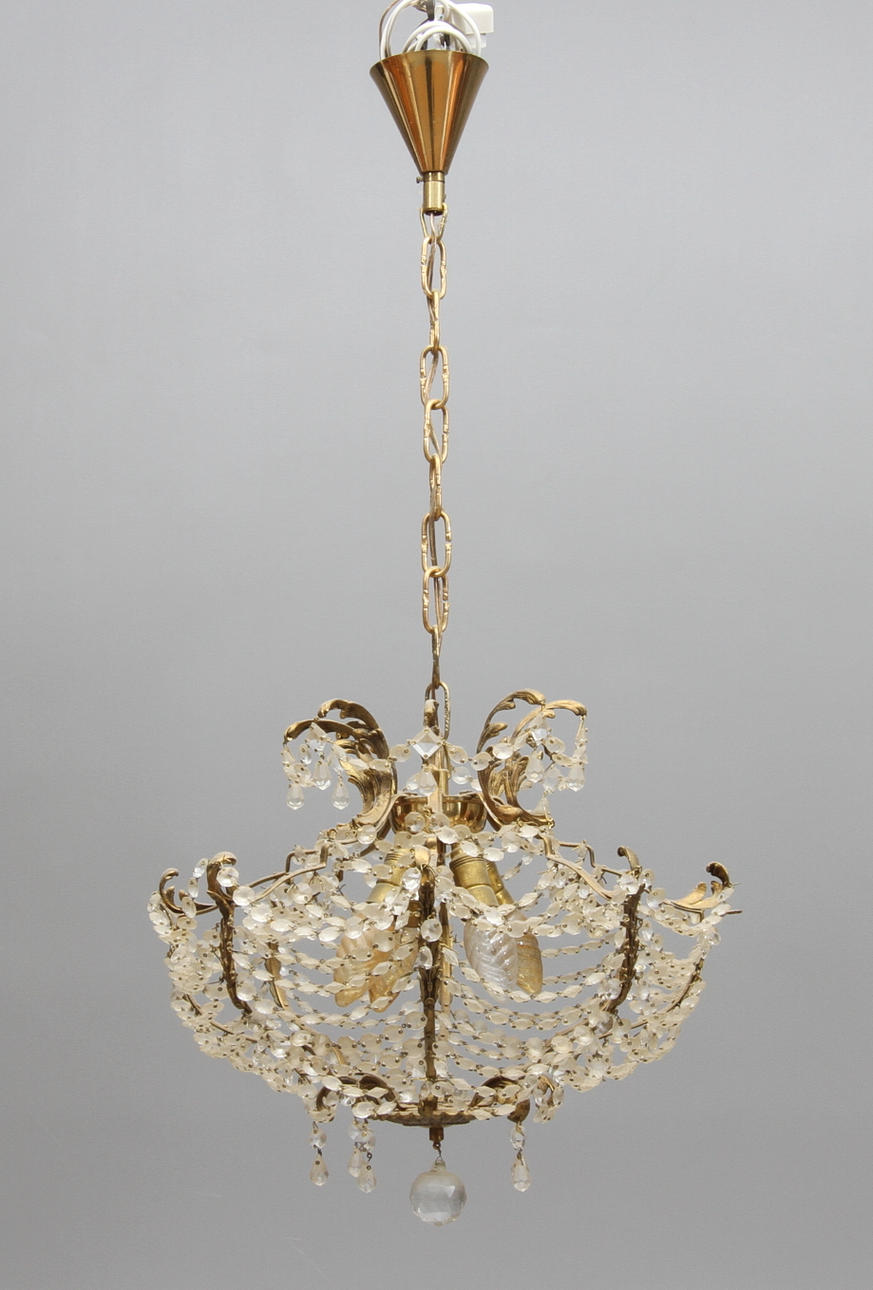 TAKLAMPA, behängd med prismor, 1900-talets andra hälft.