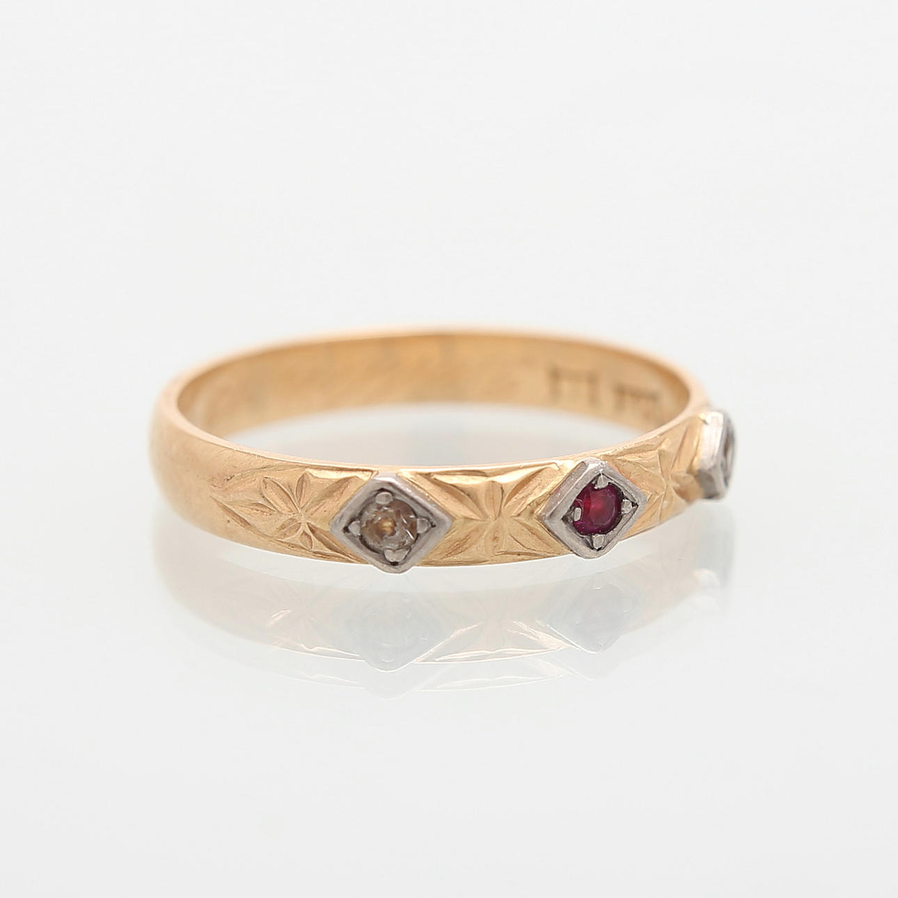 RING med stenar, guld, 18K, totalvikt 3,76 gram.