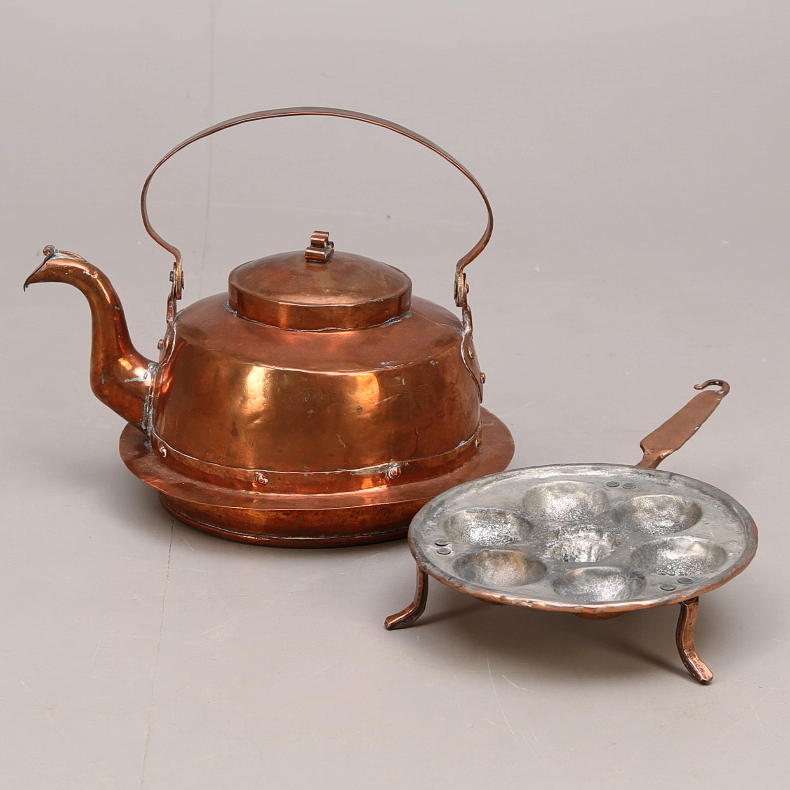 KOPPARFÖREMÅL 2 st, kaffekanna och munkpanna, 1800-tal.
