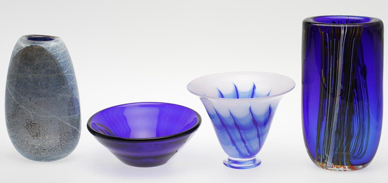 GLASFÖREMÅL, 4 delar, bl.a. Vas Vitreum, sign., 1900-tal.