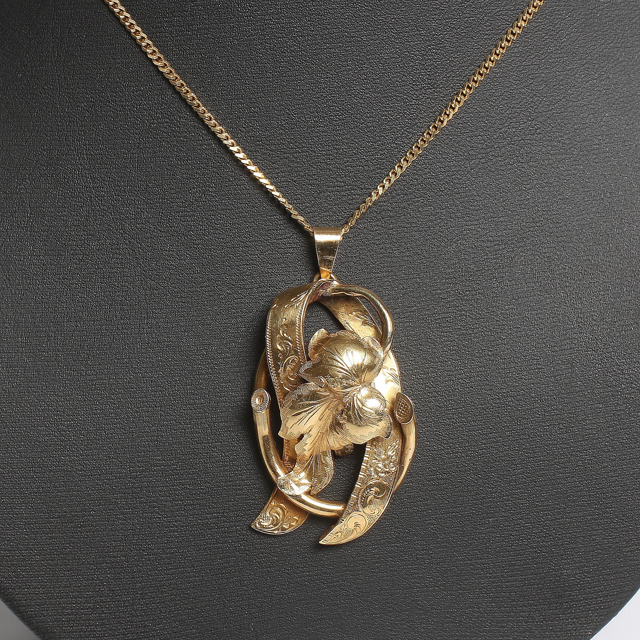 HÄNGE, 18k guld, August Bergelin, Stockholm, 1861, med KEDJA 18k guld, 1900-tal. Vikt 5 gram.