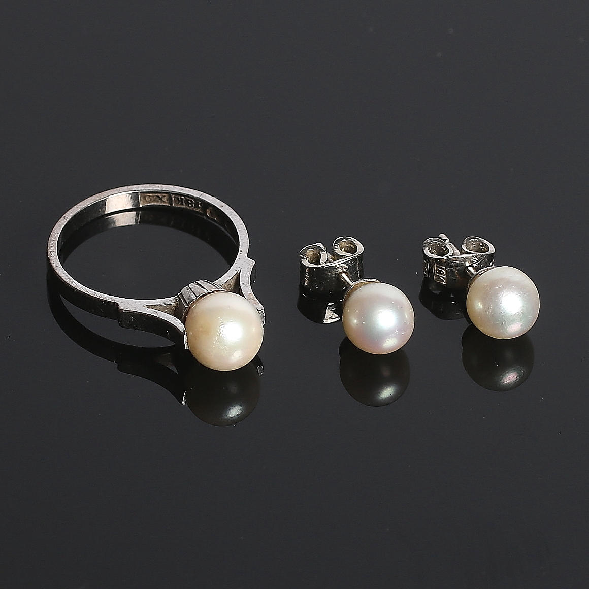 RING och ÖRHÄNGEN, 18k vitguld med odlade pärlor, Lennart Magnusson, Göteborg. 1972. Bruttovikt 5 gram.